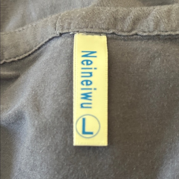 Chic Sleeveless V-Neck Tank Top in Purple - Picture 2 of 4